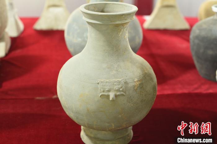 出土的带铺首陶壶。　洛阳市文物考古研究院供图 摄