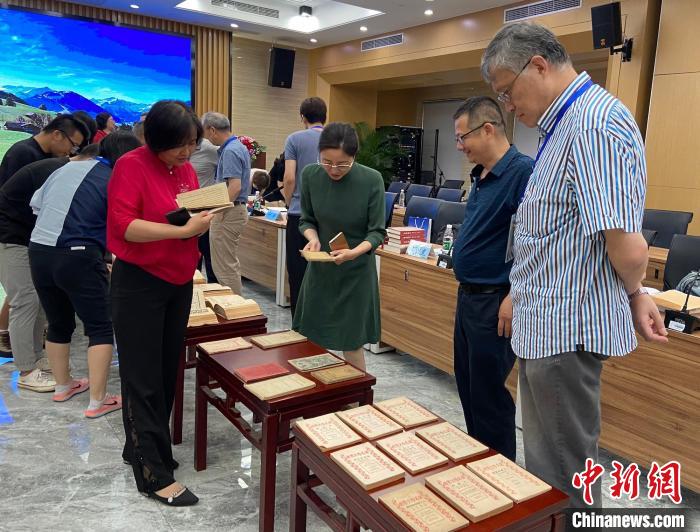 第四届中西比较文献学与书籍史研究工作坊在京举办。　北京印刷学院供图