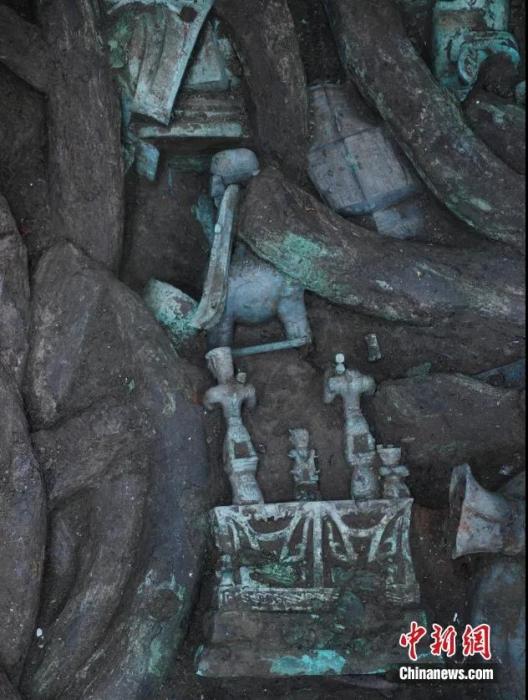 8号祭祀坑出土的青铜神坛和神兽。四川省文物考古研究院供图 点击进入下一页