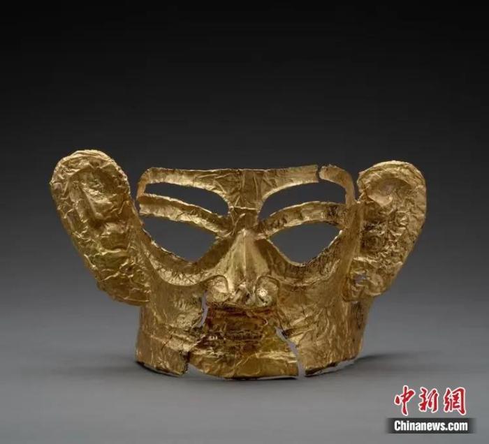 金面具。四川省文物考古研究院供图 点击进入下一页