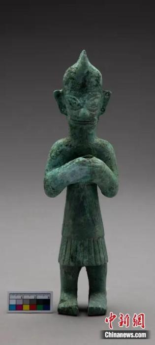 神似“奥特曼”的青铜站立人像。四川省文物考古研究院供图 点击进入下一页