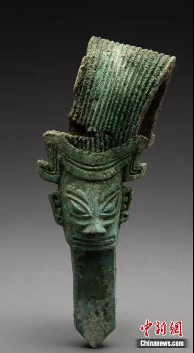 神似三国时期“诸葛亮”造型的青铜人像。四川省文物考古研究院供图 点击进入下一页