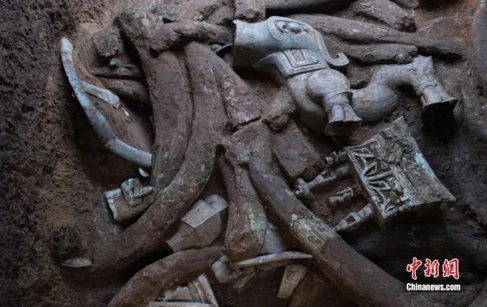 8号祭祀坑出土的青铜神坛和神兽。四川省文物考古研究院供图 点击进入下一页